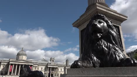 Trafalgar-Square-En-El-Centro-De-Londres,-Reino-Unido.-01-08-20