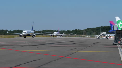 Un-Avión-De-La-Aerolínea-Ryanair-Rodando-Lentamente-En-La-Pista-Del-Aeropuerto-De-Eindhoven-En-Eindhoven,-Países-Bajos-Durante-El-Día---Toma-Amplia