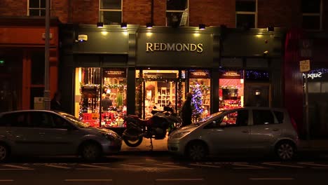 Einzelhandelsgeschäft-Im-Bereich-Dublin-6-Mit-Weihnachtsbeleuchtung-Und-Dekorationen