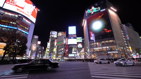 Amplia-Vista-Del-Famoso-Shibuya-Scramble-Con-Multitudes-Esperando-Para-Cruzar-Por-La-Noche