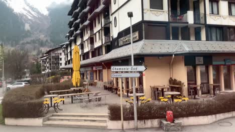 Verschiedene-Aufnahmen,-Während-Man-Durch-Die-Kleine-Stadt-Chamonix,-Frankreich,-Neben-Den-Alpen-Fährt
