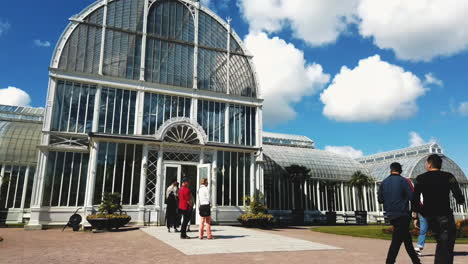 Zeitraffer-Vor-Dem-Palmenhaus,-Botanischer-Garten-Göteborg,-Schweden