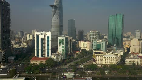 Vista-De-Drones-Del-Río-Saigón,-Ciudad-De-Ho-Chi-Minh-En-Un-Día-Soleado