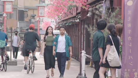 Parejas-Encantadoras-Paseando-Por-La-Calle-En-Asakusa,-Tokio,-Japón---Plano-Completo