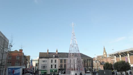 Einkaufende-Menschen,-Die-In-Der-Stadt-Liverpool-Am-Stadtplatz-Spazieren-Gehen,-Weihnachtsbaum-Mit-Corona-Virus-Masken