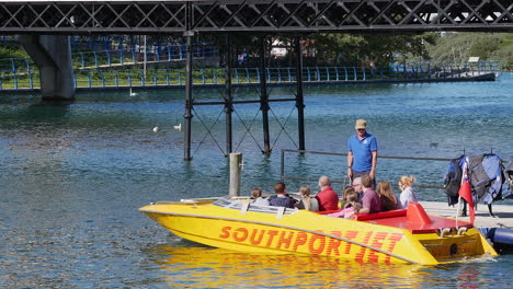 Southport,-Inglaterra,-Lago-Con-Botes,-Lago-Azul-Con-Botes-En-Southport