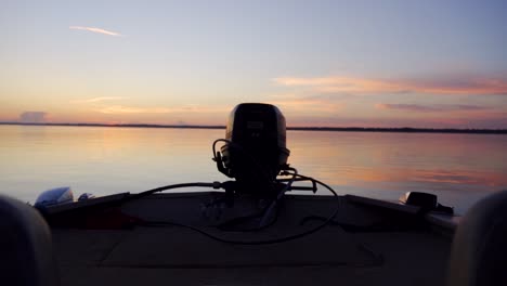 &quot;eustis,-Fl---Usa---8-20-2020:-Una-Toma-Crepuscular-De-La-Popa-De-Un-Barco-De-Pesca-En-El-Lago-Eustis