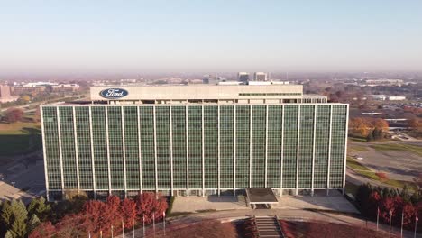 Edificio-Exterior-De-La-Sede-Mundial-De-Ford---Centro-Mundial-Henry-Ford-Ii-En-Un-Día-Soleado-Durante-El-Otoño-En-Dearborn,-Michigan,-Estados-Unidos