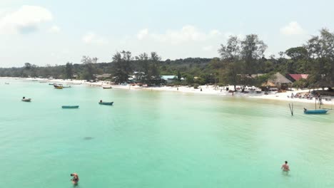 Holidaymakers-enjoy-the-tropical-saracen-bay-beaches,-koh-rong-samloem
