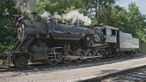 Antike-Dampflokomotive,-Die-Auf-Einem-Sporn-Um-Eine-Kurve-Fährt,-Um-Sich-Mit-Einem-Zug-Zu-Verbinden