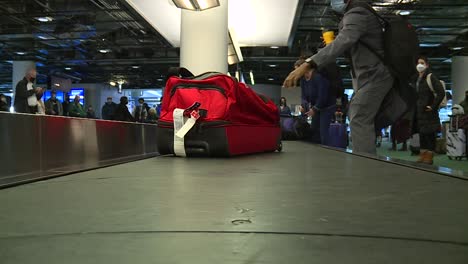 AIRPORT-LUGGAGE-ON-CONVEYOR-BELT