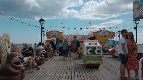 Amusement-arcade-on-Paignton-Pier,-Devon