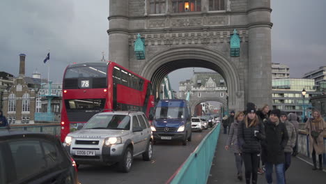 Movimiento-Lento-De-Tráfico-Intenso-En-El-Puente-De-La-Torre-Durante-Las-Vacaciones-De-Navidad,-Londres,-Reino-Unido