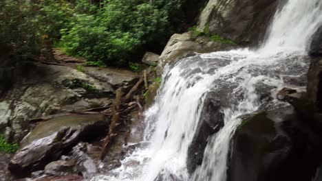 Wasserfall-Strömt-In-Ein-Wasserbecken-Im-Wald