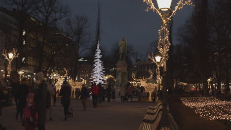 Weihnachtsdekoration-Rund-Um-Die-Statue-Von-Johan-Ludwig-Runeberg-In-Helsinki-Bei-Nacht