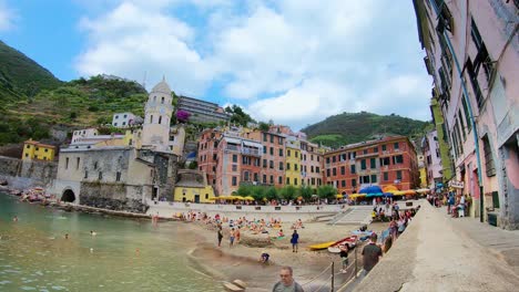 Picturesque-view-of-Vernazza,-Laguria,-timelapse