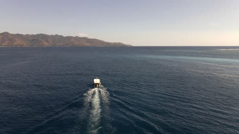 Shuttleboot-Fährt-Touristen-Von-Gili-Air-Zur-Insel-Lombok