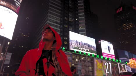 El-Hombre-Echa-Un-Vistazo-A-Su-Alrededor-En-Time-Square.