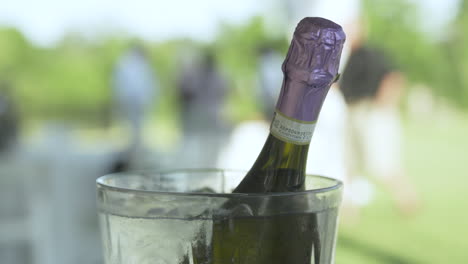 In-Eiskaltem-Wasser-Gekühlte-Champagnerflasche-Auf-Der-Hochzeitsfeier