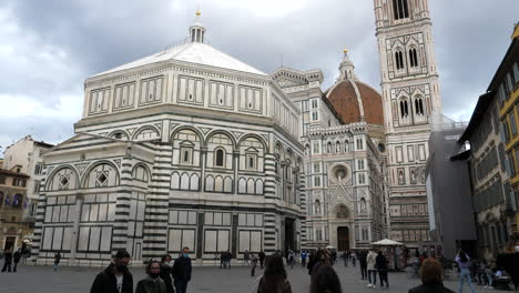 Menschen-Auf-Der-Piazza-Del-Duomo-Während-Einer-Pandemie,-Florenz