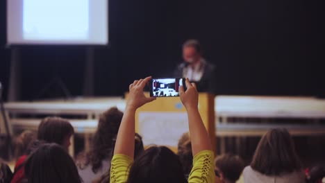 Eine-Teilnehmerin-Filmt-Einen-Vortrag-Während-Der-Jugendkonferenz-In-Einer-Waldorfschule-In-Den-Niederlanden-–-Rack-Focus