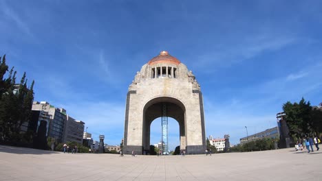 Ein-Hyperlapse-Spaziergang-Um-Das-Revolutionsdenkmal-In-Mexiko-Stadt,-Mexiko,-Eines-Der-Wichtigsten-Wahrzeichen-Der-Stadt