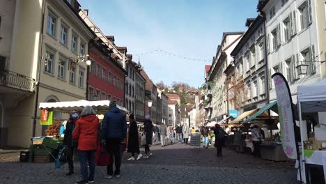 Imágenes-De-Lapso-De-Tiempo-De-Personas-Austriacas-En-El-Mercado-Abierto-De-La-Calle-Durante-El-Cierre-En-Austria