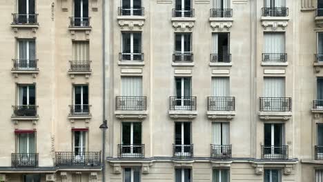 Diferentes-Escenas-De-París-Vistas-Desde-Un-Tren-Subterráneo-En-Movimiento-En-Rutas-Exteriores