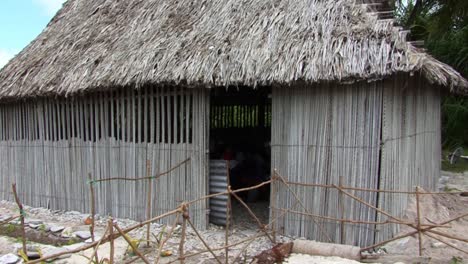 Pequeña-Cabaña-De-Madera-De-La-Escuela-Primaria-Fanning-Island,-Kiribati