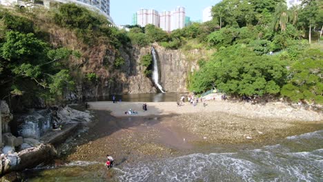 Corriente-Que-Fluye-De-La-Bahía-De-La-Cascada-En-Pok-Fu-Lam,-Hong-Kong,-Vista-Aérea