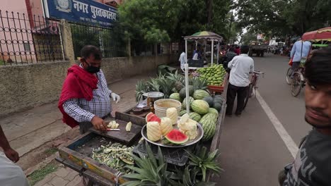 Vendedor-De-Frutas-Usa-Máscara-Durante-Covid-19-En-Deoghar