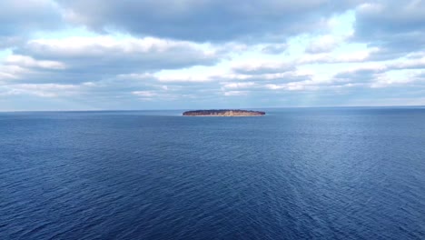 Luftaufnahmen-über-Einem-See,-Der-Sich-Tagsüber-Auf-Eine-Insel-Zubewegt