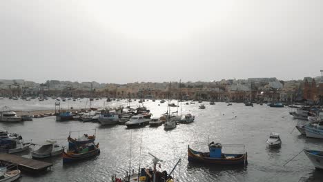 Toma-Aérea-De-Los-Barcos-Pesqueros-Atracados-En-Marsaxlokk-Malta