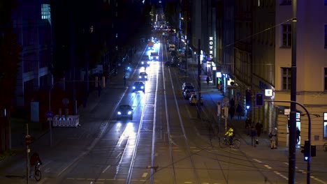 Zeitraffer-Des-Abendlichen-Berufsverkehrs-In-Der-Münchner-Innenstadt