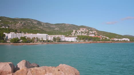 Strandresort-Las-Fuentes-An-Der-Mittelmeerküste-Mit-Bergen-Im-Hintergrund