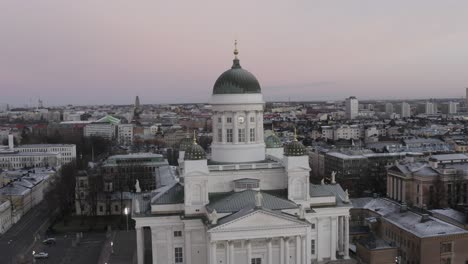 Luftaufnahme-Von-Der-Vorderseite-Der-Helsinki-Kathedrale,-Nach-Links-Bewegt