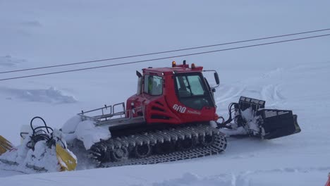 Pistenbully-moving-up-the-mountain