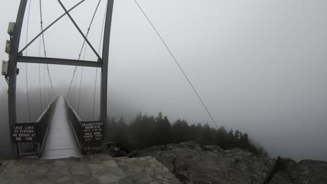 Puente-Giratorio-A-Una-Milla-De-Altura-En-El-Parque-Estatal-Grand-Mountain-En-Carolina-Del-Norte