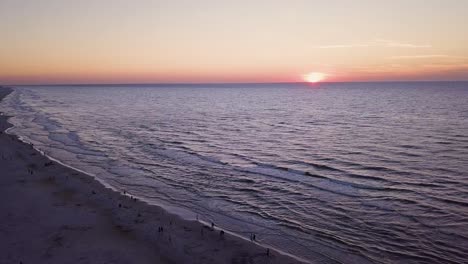 Imágenes-De-Drones-De-Una-Puesta-De-Sol-Sobre-El-Mar-Báltico,-Playa-De-Lubiatowo,-Polonia