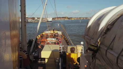 Verlassen-Des-Hafens-Der-Insel-Terschelling-In-Den-Niederlanden-Für-Einen-Tagesausflug-Auf-See,-Zeitraffer-Herauszoomen