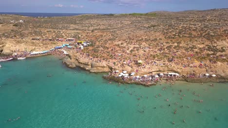 Weite-Luftlandschaftsansicht-Der-Blauen-Lagune-Auf-Malta,-Die-Als-Berühmte-Filmkulisse-Diente