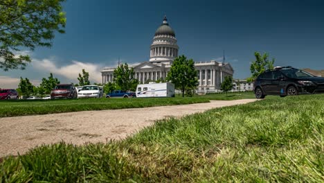 Langzeitbelichtungszeitraffer-Des-Salt-Lake-City-State-Capitol-Gebäudes-Mit-Auf-Halbmast-Gehissten-Flaggen,-Beispielsweise-Nach-Einem-Todesfall,-Einem-Terroranschlag-Oder-Einer-Schießerei-In-Einer-Schule