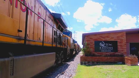 El-Tren-De-Transporte-De-Mercancías-De-Union-Pacific-Railroad-Tiene-Más-De-Un-Motor-Para-Arrastrar-Estos-Colosales-Trenes-Por-Todo-Estados-Unidos.