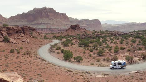 Toma-En-Cámara-Lenta-De-Una-Autocaravana-Conduciendo-Por-Una-Hermosa-Carretera-En-El-Parque-Nacional-Capitol-Reef-En-Utah,-Estados-Unidos