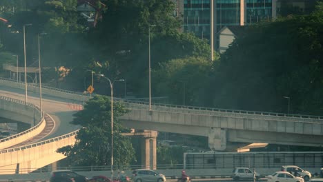 Temprano-En-La-Mañana-Tráfico-Intenso-En-Una-Autopista-En-La-Ciudad-De-Kuala-Lumpur,-Malasia