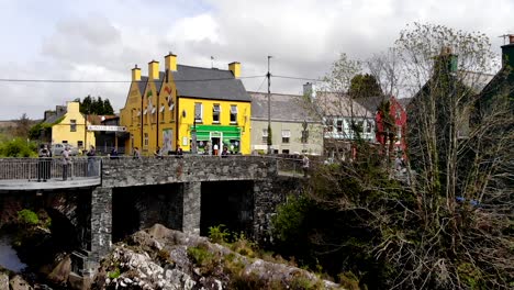 Sneem-Es-Un-Pueblo-Situado-En-La-Península-De-Iveragh,-En-El-Condado-De-Kerry,-Irlanda,-Conocido-Por-Sus-Coloridos-Y-Pintorescos-Pequeños-Edificios-Y-Casas