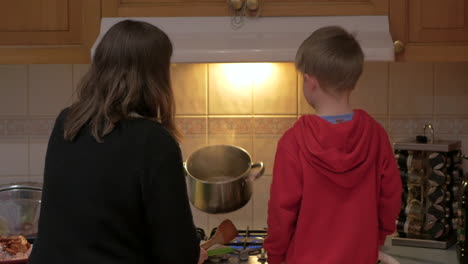 Mutter-Und-Kleiner-Sohn-Kochen-Am-Herd