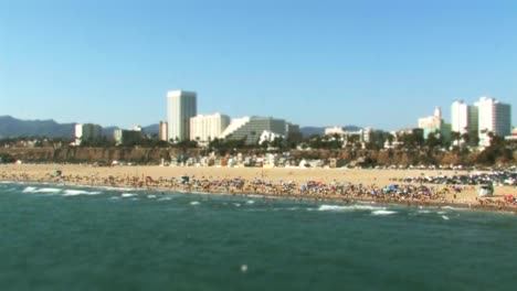 Ein-Tilt-Shift-Effekt-Miniaturisierungs-Zeitraffer-Von-Strandbesuchern-Am-Santa-Monica-Beach-In-Kalifornien