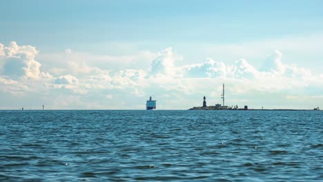 Passagierfähre-Der-Viking-Line-Company,-Die-An-Einem-Leuchtturm-Vorbei-In-Einem-Hafen-Von-Helsinki-Ankommt