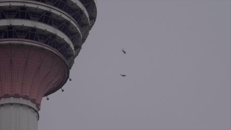 Basejumper-Springen-Vom-Menara-Tower-In-Kuala-Lumpur